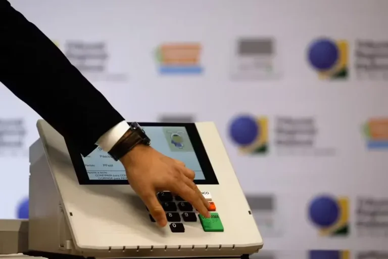 Técnicos do TRE-PB realizando a carga e preparação de urnas eletrônicas para as eleições.