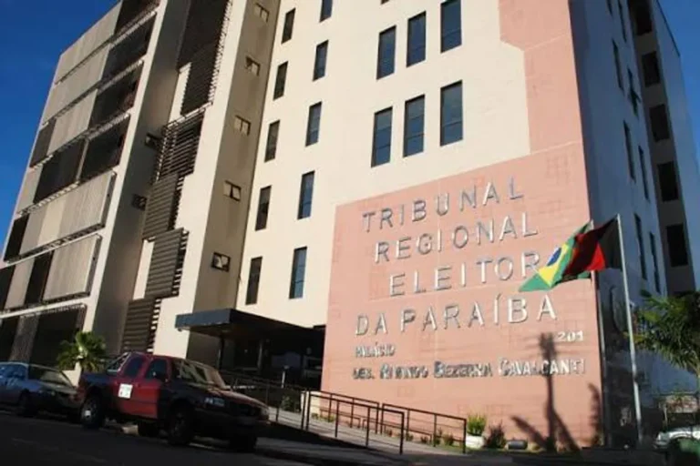Fachada do prédio do TRE-PB em um dia claro