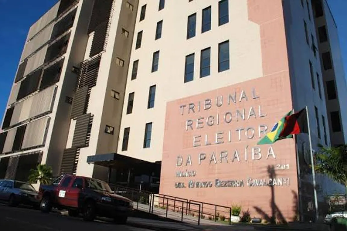Fachada do prédio do TRE-PB em um dia claro