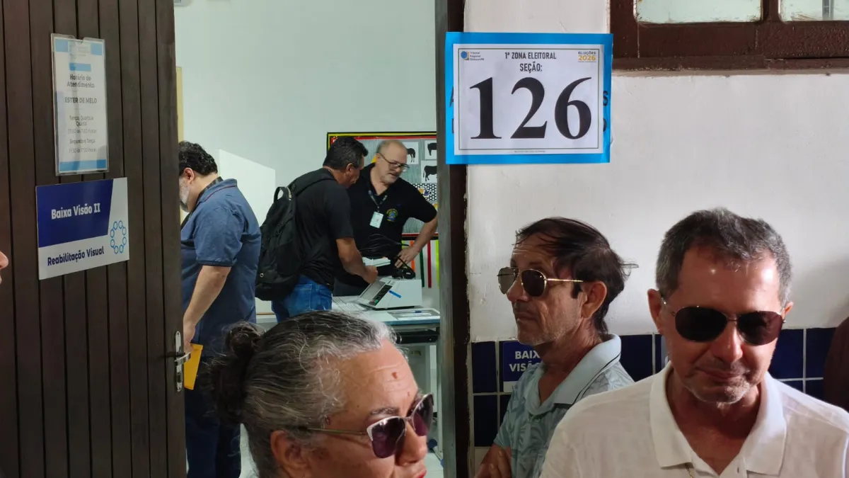 Urna eletrônica sendo utilizada por eleitor em seção eleitoral na Paraíba