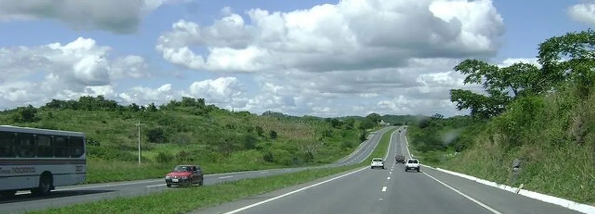 Trecho recém-duplicado da rodovia BR-230 na Paraíba com tráfego de veículos.