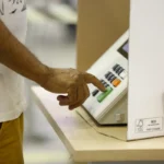 Urna eletrônica brasileira em local de votação
