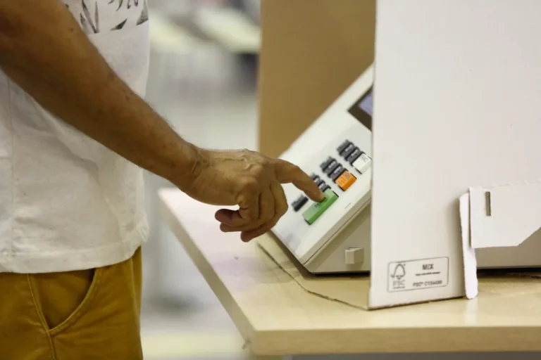 Urna eletrônica brasileira em local de votação
