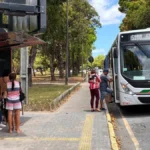 Ônibus do transporte público em circulação no dia de eleições na Paraíba.