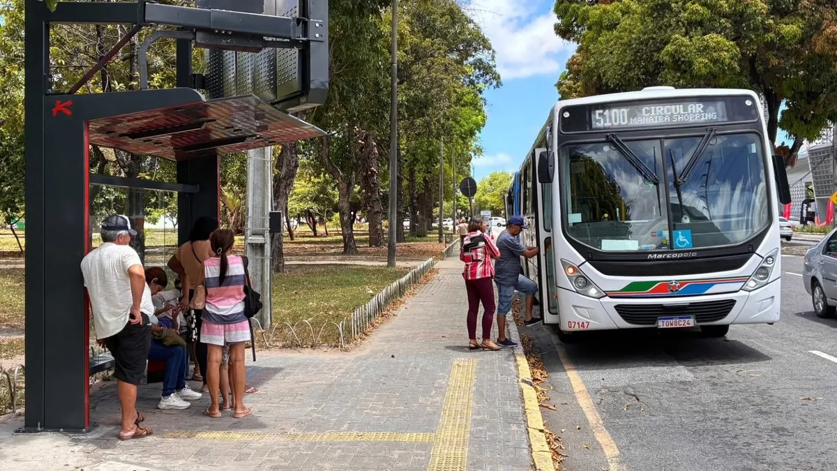 Ônibus do transporte público em circulação no dia de eleições na Paraíba.