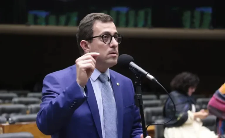 Deputado Gervásio Maia durante entrevista