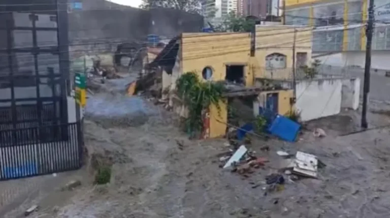 Equipes de resgate no local do rompimento de reservatório da Cagepa em Campina Grande