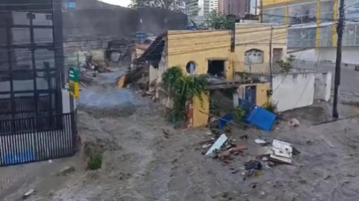 Equipes de resgate no local do rompimento de reservatório da Cagepa em Campina Grande