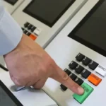 Urna eletrônica durante período eleitoral no Brasil