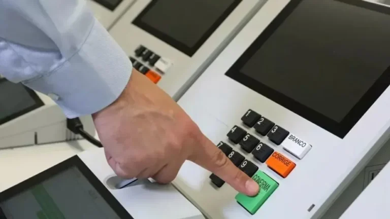 Urna eletrônica durante período eleitoral no Brasil