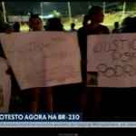 Manifestantes ocupam as margens da rodovia BR-230 em protesto após morte de jovem em Bayeux.