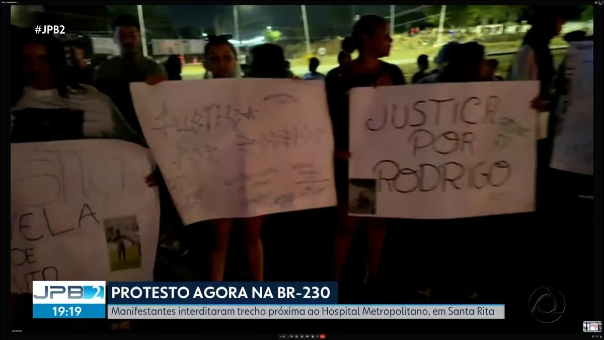 Manifestantes ocupam as margens da rodovia BR-230 em protesto após morte de jovem em Bayeux.