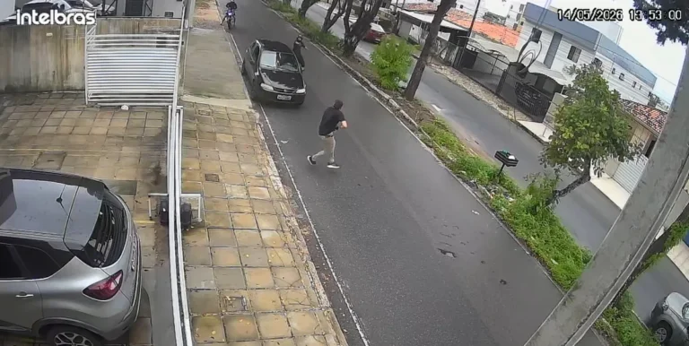 Viaturas da Polícia Civil em frente a loja onde ocorreu crime em João Pessoa