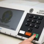 Urna eletrônica em seção eleitoral durante o dia de votação na Paraíba.