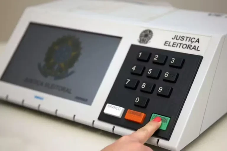 Urna eletrônica em seção eleitoral durante o dia de votação na Paraíba.