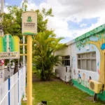 Fachada de unidade escolar em Campina Grande preparada para receber eleitores