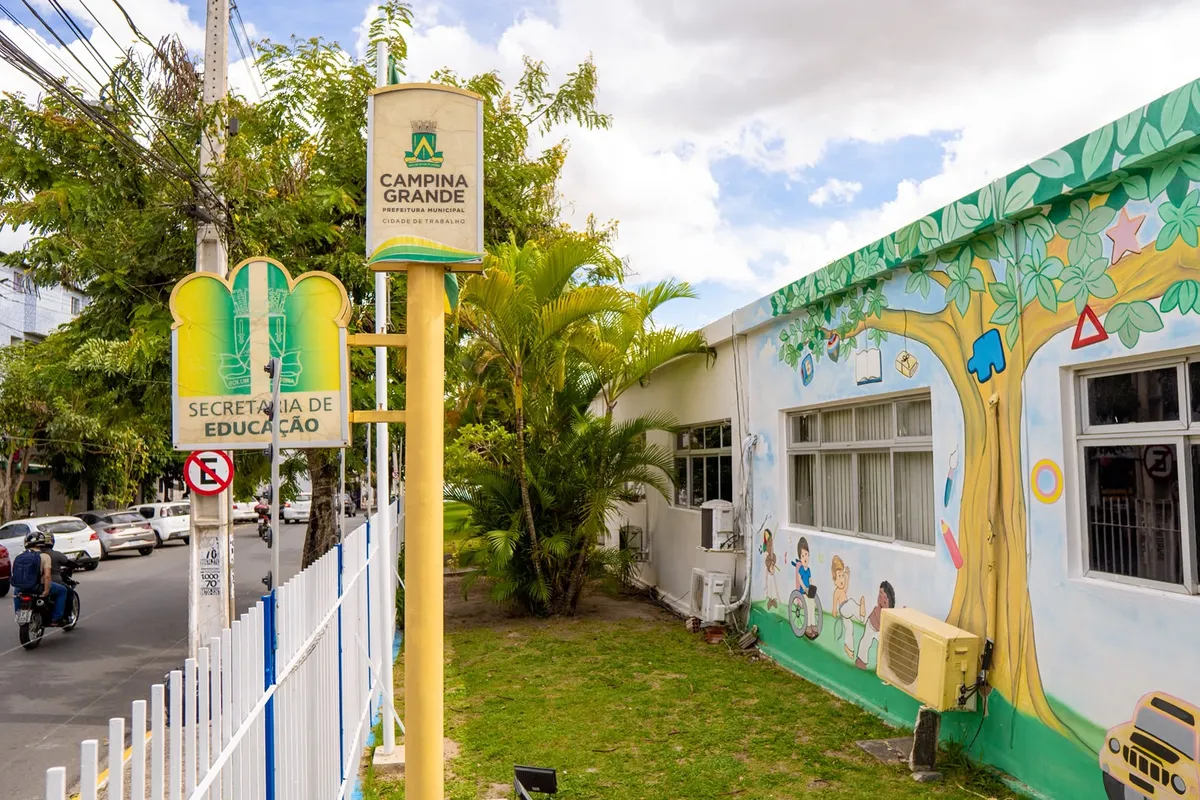 Fachada de unidade escolar em Campina Grande preparada para receber eleitores