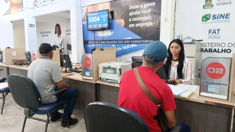 Atendimento de candidatos no Sine Municipal de Campina Grande