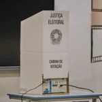 Urna eletrônica em seção eleitoral após o horário de votação.