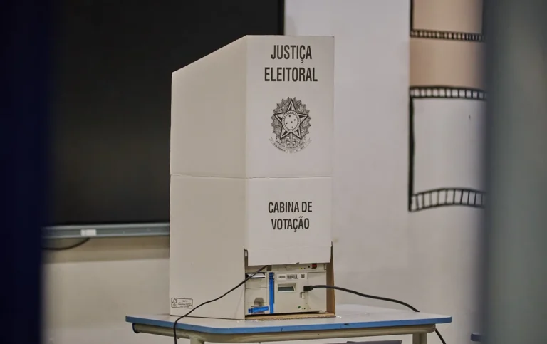 Urna eletrônica em seção eleitoral após o horário de votação.